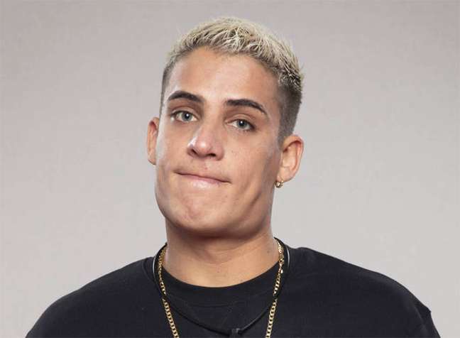 Expelled from “A Fazenda” for assault, Tiago Ramos fights on the beach