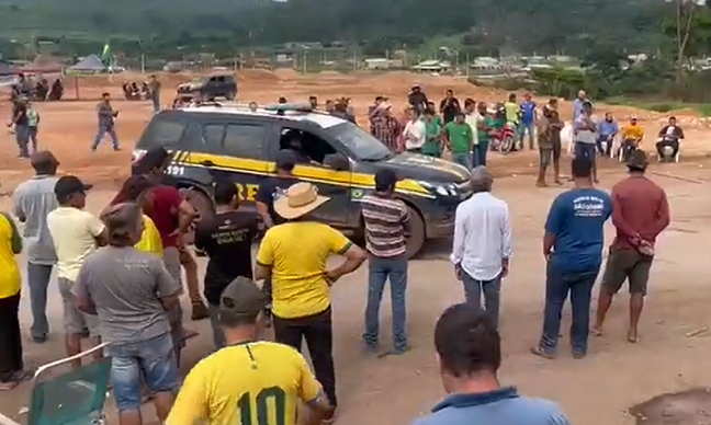 Manifestantes bolsonaristas atacam viaturas da PRF no Par&aacute;; policial fica  ferido