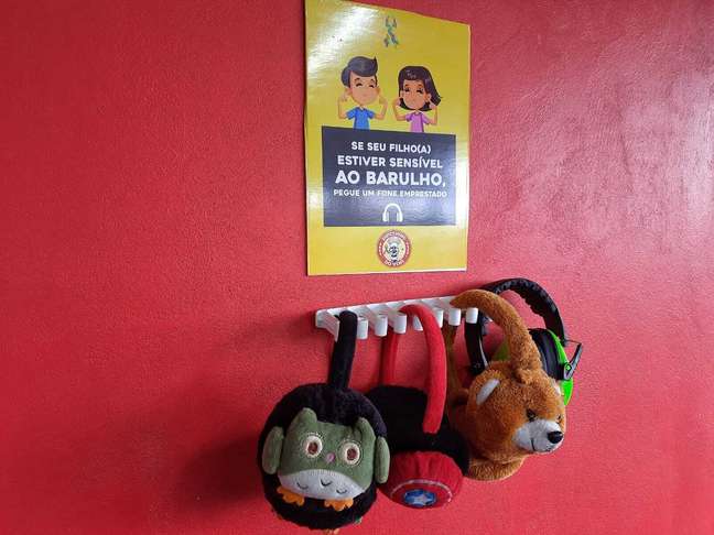 Restaurante conta com fones de ouvidos para abafar os sons que podem ser usados por crian&ccedil;as sensibilidade auditiva