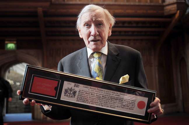 The actor who voiced the Sorting Hat in “Harry Potter” has died at 98