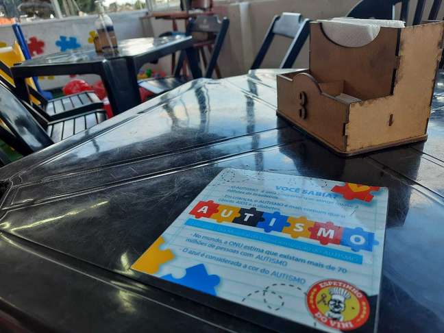 Local conta com card&aacute;pio que pode ser personalizado, avisos sobre caracter&iacute;sticas do autismo e espa&ccedil;o kids com mesas pr&oacute;ximas dos pais 