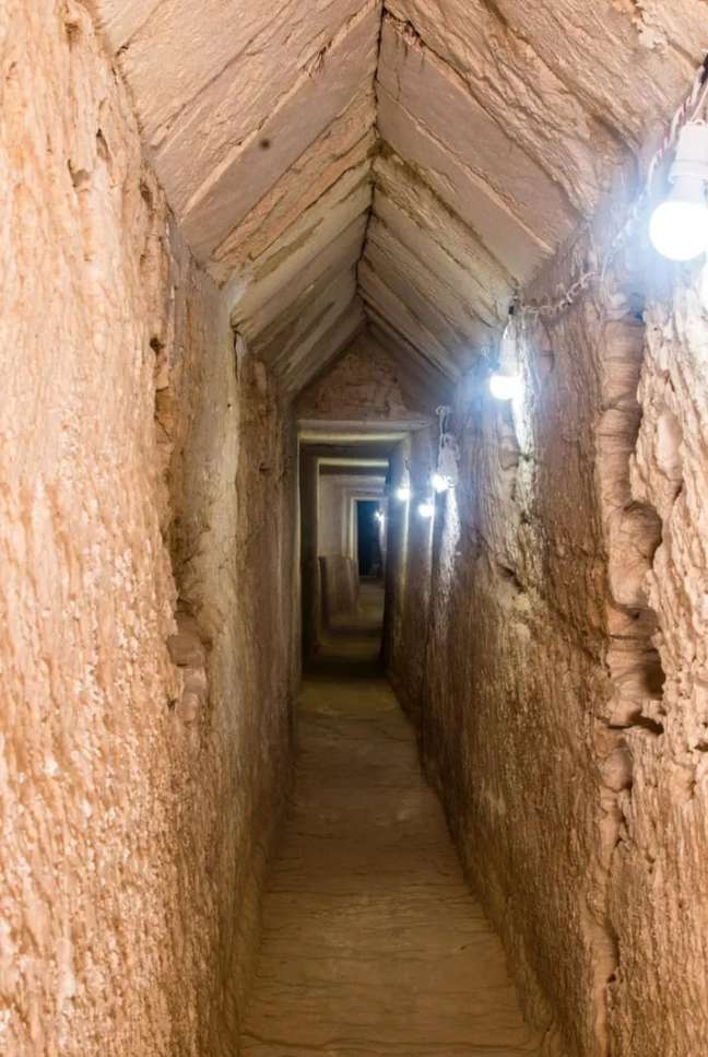 Arqueólogos descobrem túnel no Egito que pode levar a túmulo de Cleópatra e amante