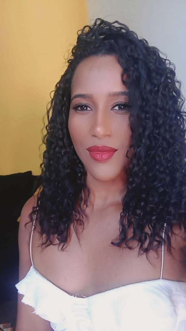 Isabella Nascimento passou pela transi&ccedil;&atilde;o de g&ecirc;nero depois de um casamento h&eacute;tero impulsionado pela igreja  e o nascimento da filha. 
