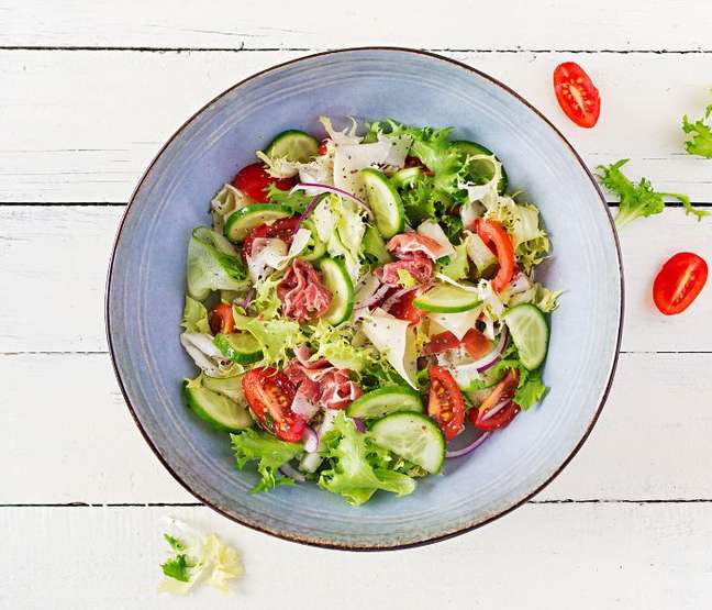 Uma boa salada pode ser uma ótima opção de refeição para quem quer dormir melhor –