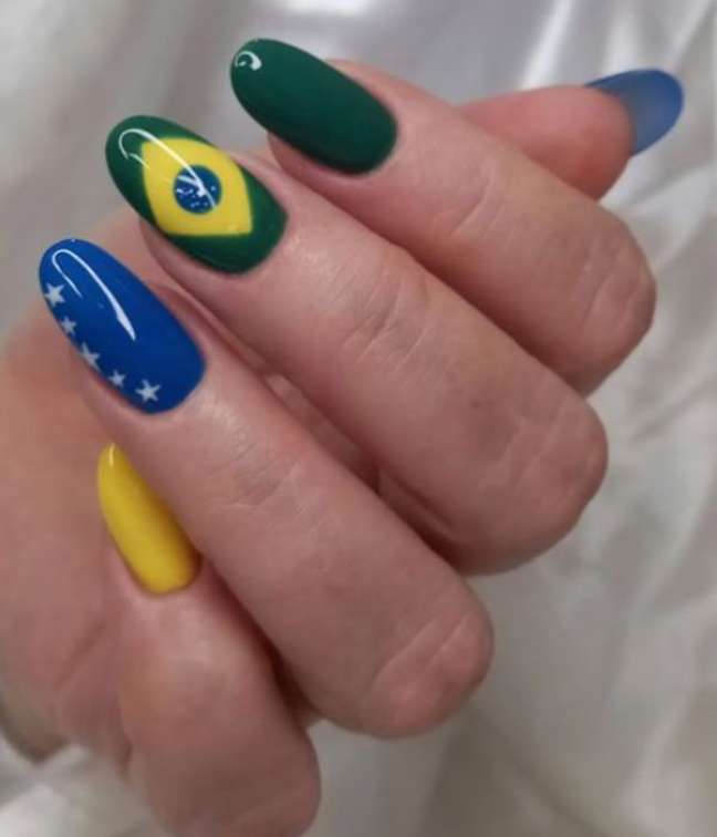 Nail arts com a bandeira do Brasil são outra ótima ideia para a Copa 
