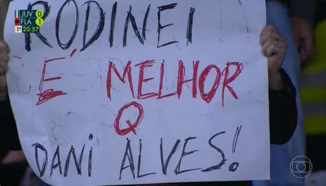 Torcedor exibe cartaz durante jogo do Flamengo: Rodinei é melhor que Daniel Alves