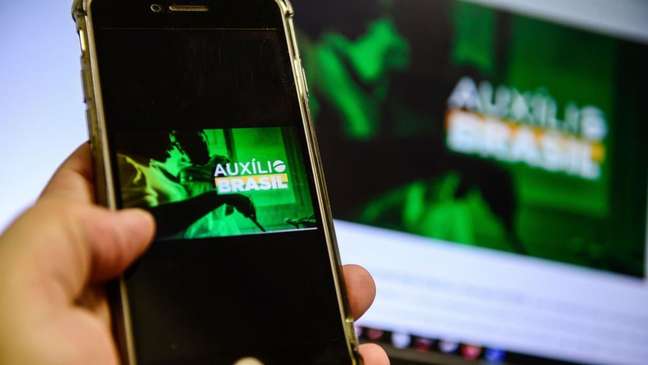 Auxílio Brasil | Beneficiários reclamam de desconto antecipado do consignado