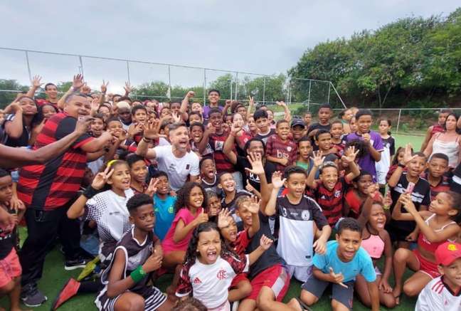Perto da aposentadoria, Diego Ribas visita favela do Complexo do Alemão, no Rio