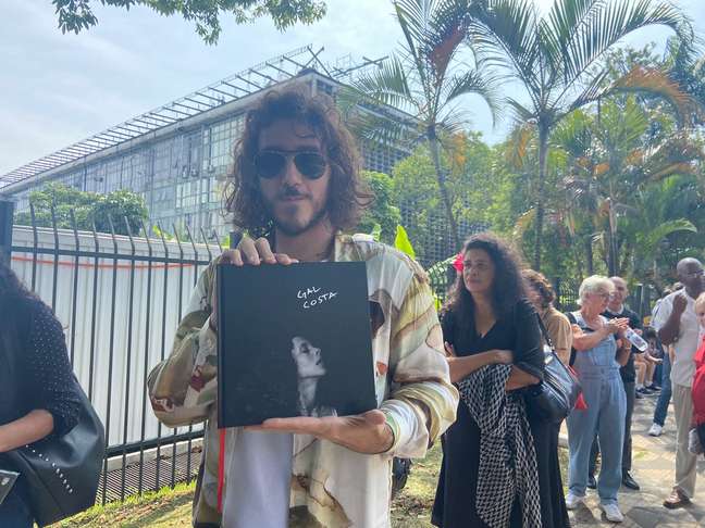 "Trouxe um livro que foi autografado por ela", diz Gustavo