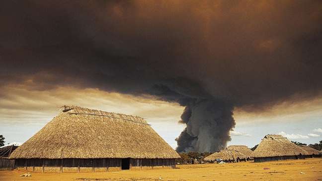A exposio tem obras dos prprios indgenas, como esta foto feita na aldeia Khĩkatxi, do povo Khistje, durante queimada provocada por no indgenas no entorno da Terra Indgena Wawi, parte do Territrio Indgena do Xingu em 2022