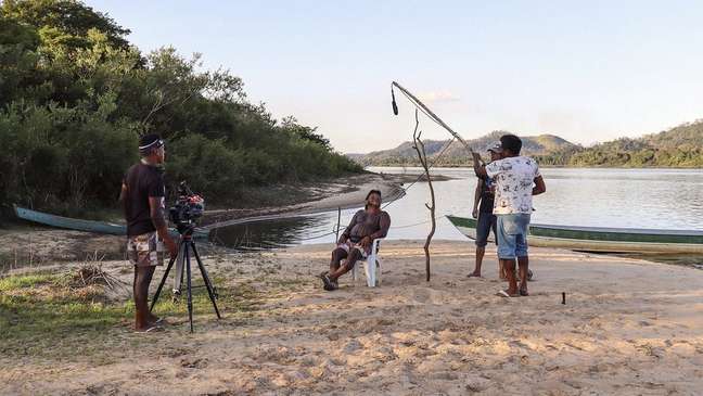 Cineastas do Coletivo Beture entrevistam o cacique Takakpe em base de vigilncia no Rio Xingu