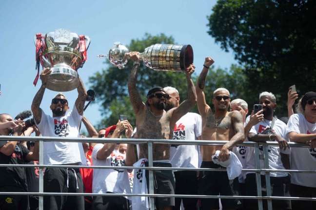Gabigol não precisa de você: torcedores do Flamengo hostilizam Tite em festa e atacante faz coro