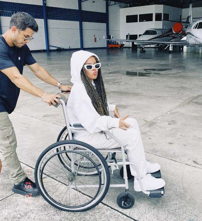 Sthe Matos leaves the hospital in a wheelchair after a car accident