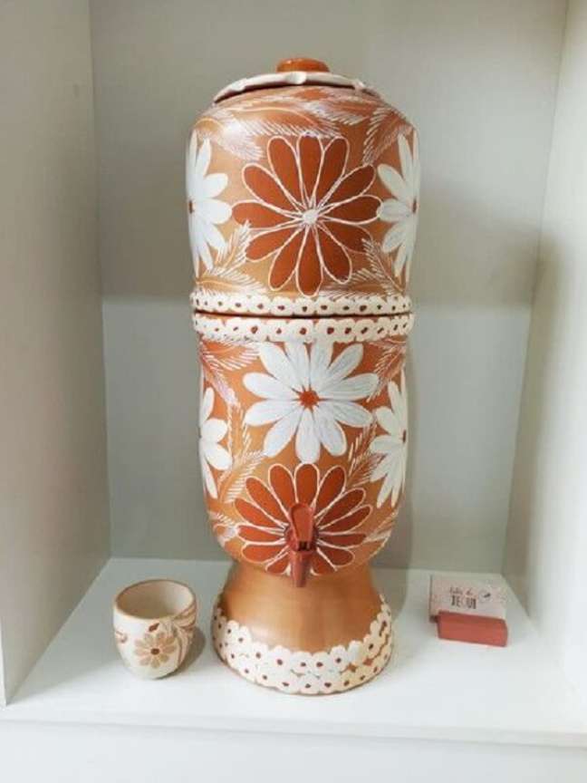 26. Hand decorated clay filter: white flowers. Source – Elo7 26. Hand decorated clay filter: white flowers. Source – Elo7