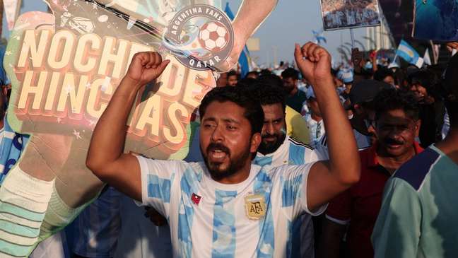 Aficionados apoyando a Argentina en Doha, Qatar