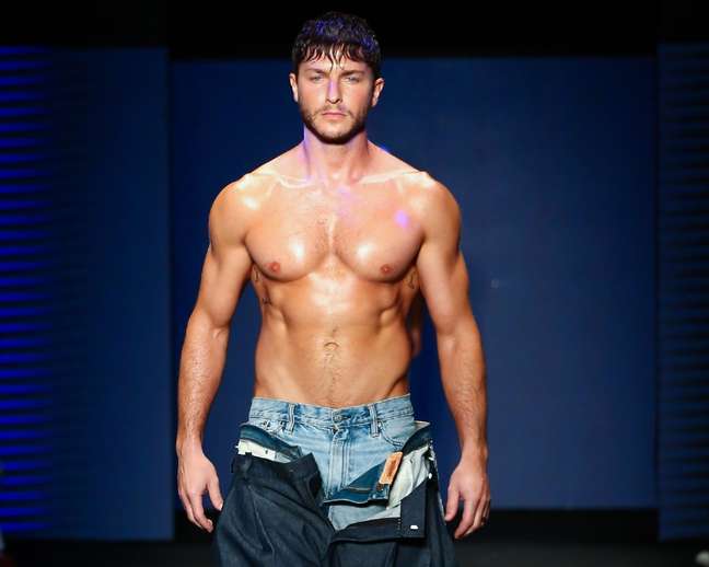 Klebber Toledo parades shirtless in the eyes of Camila Queiroz