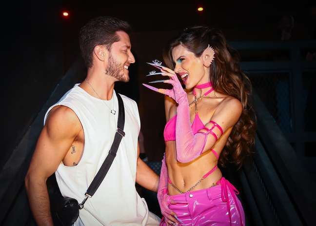 Camila Queiroz becomes ET Barbie in a fetish and colorful fashion show