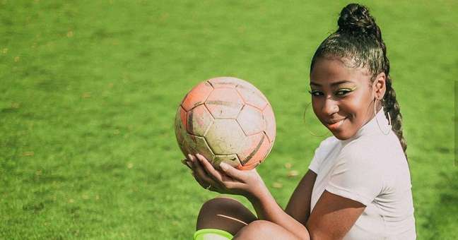 Carol Roberto celebrates the song “Bate a Bola” for the World Cup