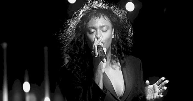 Liniker makes history and is the first trans artist to win the Latin Grammy