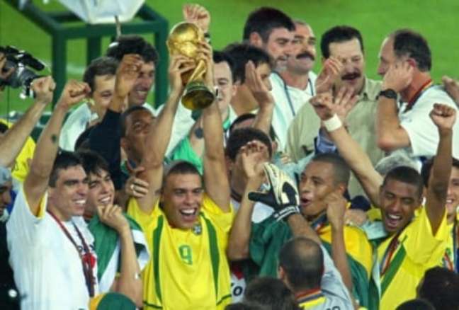 Seleção traz o penta: música de Zeca Pagodinho era cantada por jogadores e até por Luiz Felipe Scolari (ODD ANDERSEN / AFP