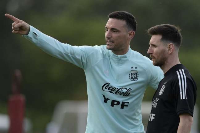 Lionel Scaloni recibe los honores de la selección Argentina (Foto: Juan Mapromata/AFP)