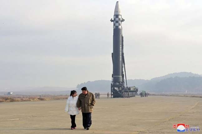 Foto de Kim Jong-un de mãos dadas com a filha foi publicada pela agência de notícias norte-coreana KCNA