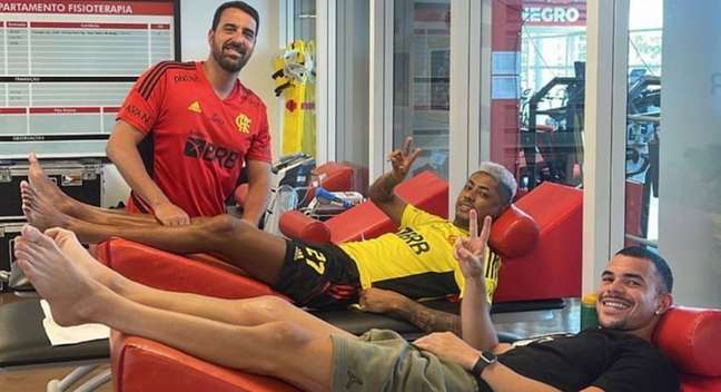 Jogadores do Flamengo comparecem ao Ninho do Urubu para tratar lesões