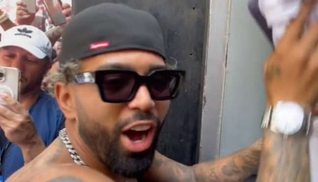 Torcedor faz brincadeira com Gabigol e irrita atacante do Flamengo: Tirei foto e tu faz essa palhaçada aí?
