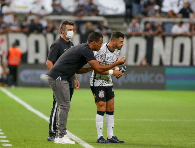 Gaviões da Fiel mostra apoio a Fernando Lázaro, novo técnico do Corinthians