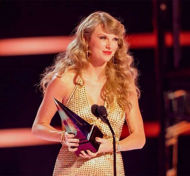 Taylor Swift breaks American Music Awards record