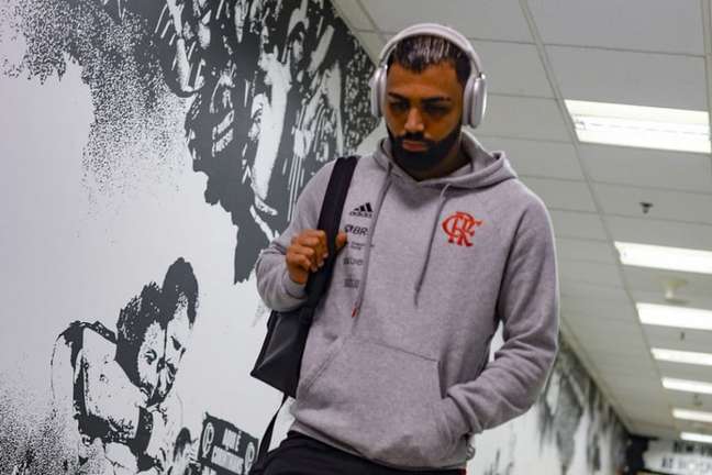 Lil Gabi na área: Gabigol visita batalha de rap e doa R5 mil ao vencedor