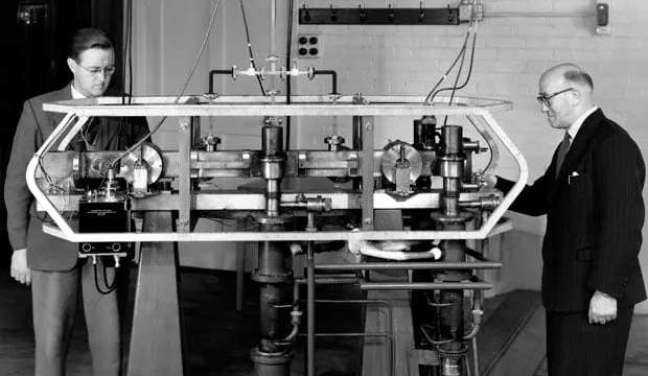 The first atomic clock, in 1955, based on cesium 133. Today, scientists use atoms of even more reliable elements (Image: Reproduction/National Physical Laboratory/Wikimedia Commons) The first atomic clock, in 1955, based on cesium 133. Today, scientists use atoms of even more reliable elements (Image: Reproduction/National Physical Laboratory/Wikimedia Commons)