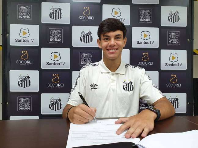 Right back, JP Chermont signs his first professional contract with Santos