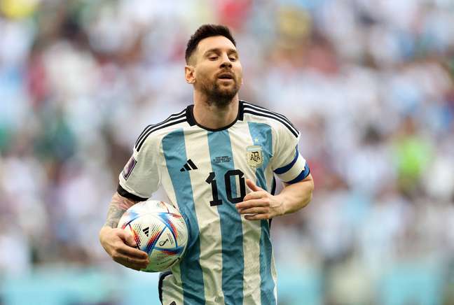 Lionel Messi de Argentina estuvo en acción durante el debut de Argentina en Qatar