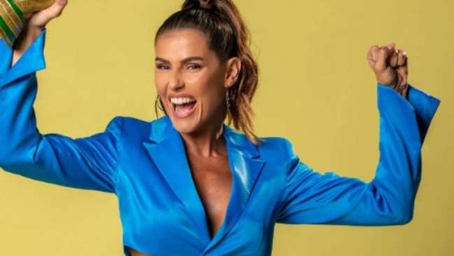 Deborah Secco’s bold look divides opinion on the web;  Appearance