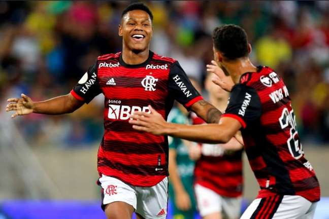 Víctor Hugo e Matheus França devem desfalcar Flamengo no Carioca