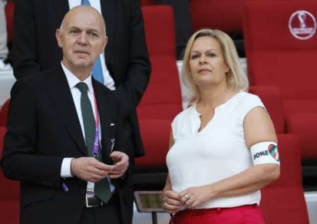 Nancy Faeser neben dem Präsidenten des Deutschen Fußball-Bundes (DFB), Bernd Neuendorf (Foto: Ronald Wittek/EFE)