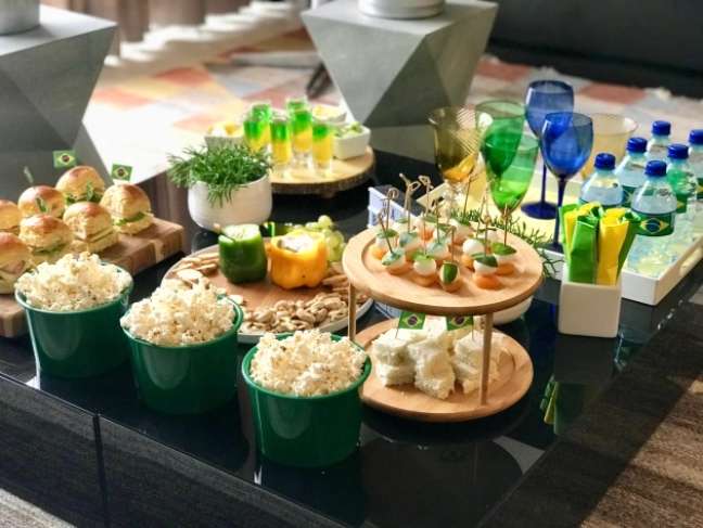 Table with snacks for the cup;  cup themed table