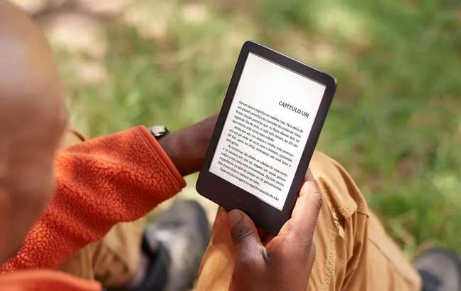 Kindle 2022 maintains a compact body, now with a USB-C connector and higher density screen for clearer reading (Image: Disclosure/Amazon)