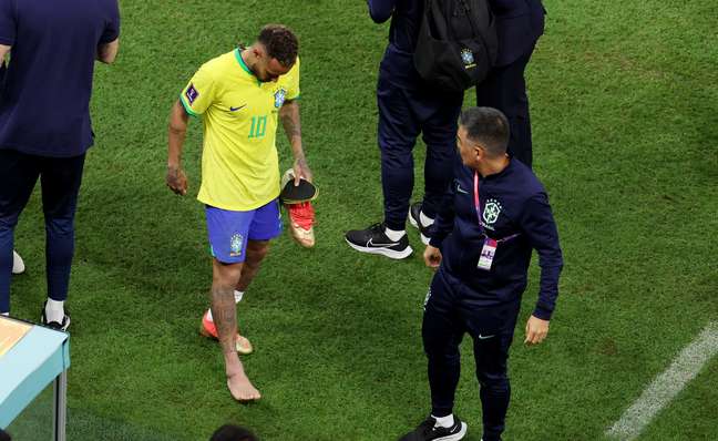 Neymar deixa jogo com tornozelo inchado 