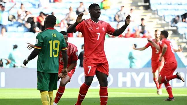 Com 'gol de Camarões', Suíça vence africanos em jogo do grupo do Brasil na Copa do Mundo