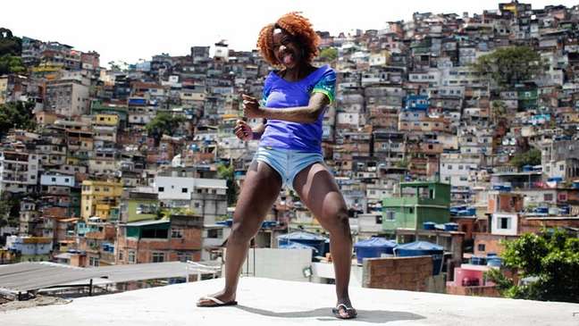 Imagem mostra mulher negra com uma camisa azul do Brasil, utilizada na Copa de 2022.