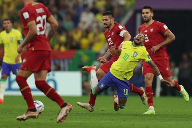 Neymar teve uma lesão no tornozelo (Foto: ADRIAN DENNIS / AFP)