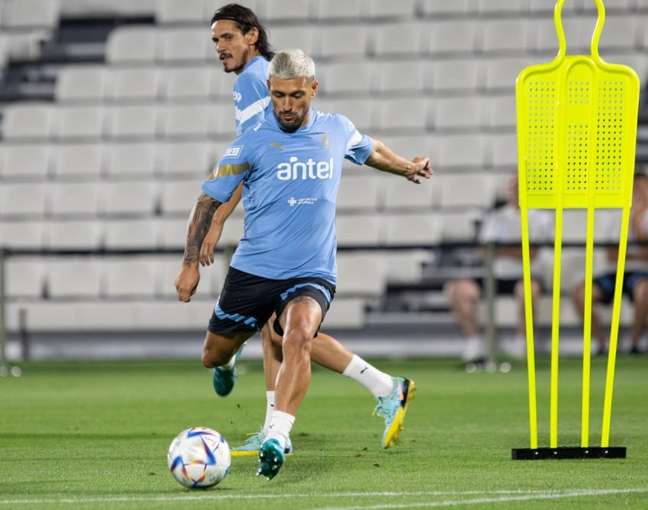 Seleção Uruguaia: Arrascaeta lamenta ausência na estreia da Copa e diz que foi opção do técnico