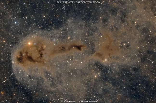 The dark nebula LDN 1251 hosts the forming stars (Image: Reproduction/Stefano Attalienti) The dark nebula LDN 1251 hosts the forming stars (Image: Reproduction/Stefano Attalienti)