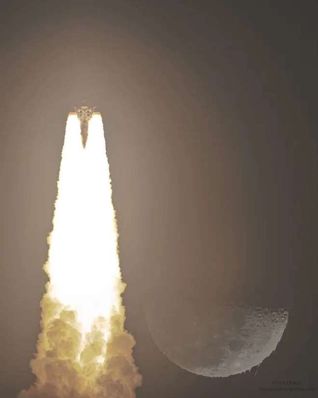 The Moon and Space Launch System rocket, photographed during the launch of the Artemis I mission (Image: Reproduction/John Kraus) The Moon and Space Launch System rocket, photographed during the launch of the Artemis I mission (Image: Reproduction/John Kraus)