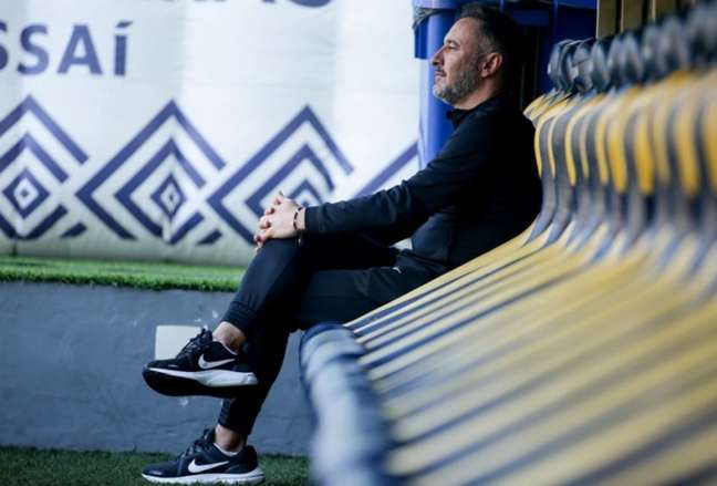 Vítor Pereira é criticado e ironizado na web após encaminhar acerto com o Flamengo