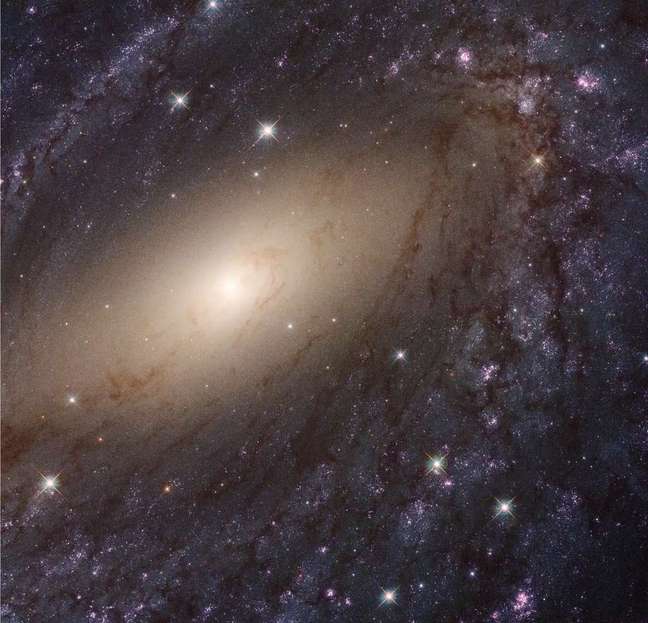 NGC 6744 is a spiral galaxy nearly twice the size of the Milky Way (Image: Playback/NASA, ESA, LEGUS team) NGC 6744 is a spiral galaxy nearly twice the size of the Milky Way (Image: Playback/NASA, ESA, LEGUS team)