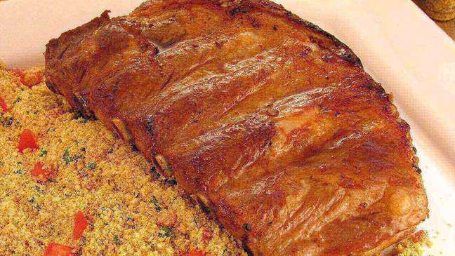 Pork ribs served with farofa β Photo: Guia da Cozinha Pork ribs served with farofa β Photo: Guia da Cozinha