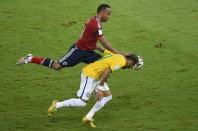 Zúñiga's knee on Neymar took the World Cup number 10 jersey (Photo: ODD ANDERSEN / AFP) Zúñiga's knee on Neymar took the World Cup number 10 jersey (Photo: ODD ANDERSEN / AFP)
